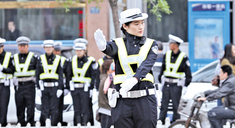 滨海新区女交警不恋红装追梦想 新闻资讯-生态梦网 中新天津